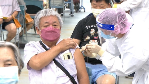 夏季新冠疫情恐再升溫　醫界籲三大族群接種疫苗