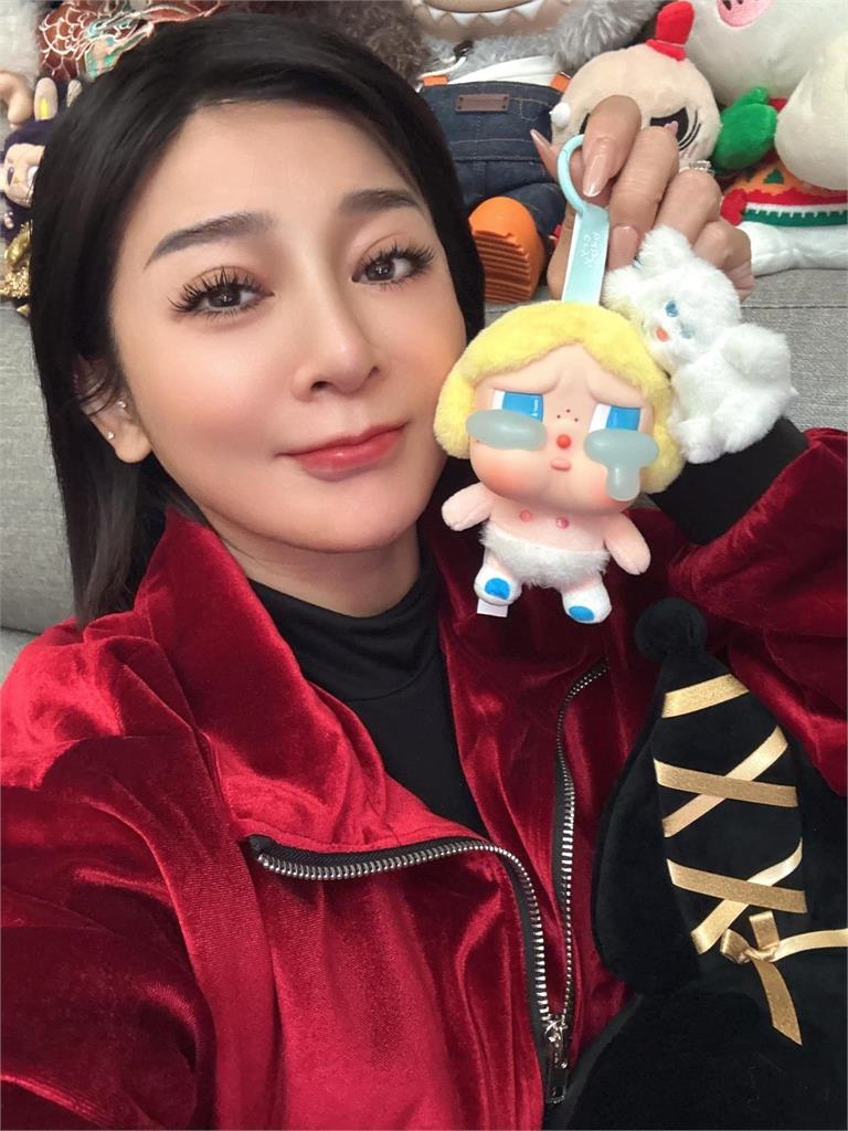 才宣佈離開台灣!王彩樺「娃娃濃妝消失」真面目差很大…網全看愣:天啊