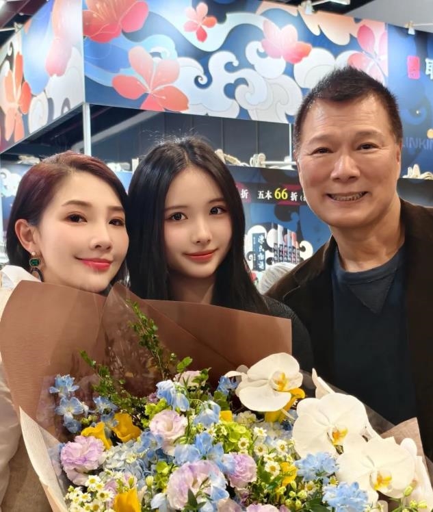 蔡詩萍愛女真面目「比AI還正」激短裙隨意蹲地!「繳費機也歪掉」全網暈爛