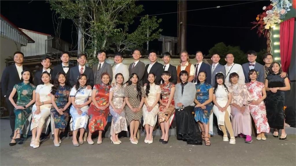 阿里山星光婚旅　15對新人穿旗袍漫步奮起湖老街