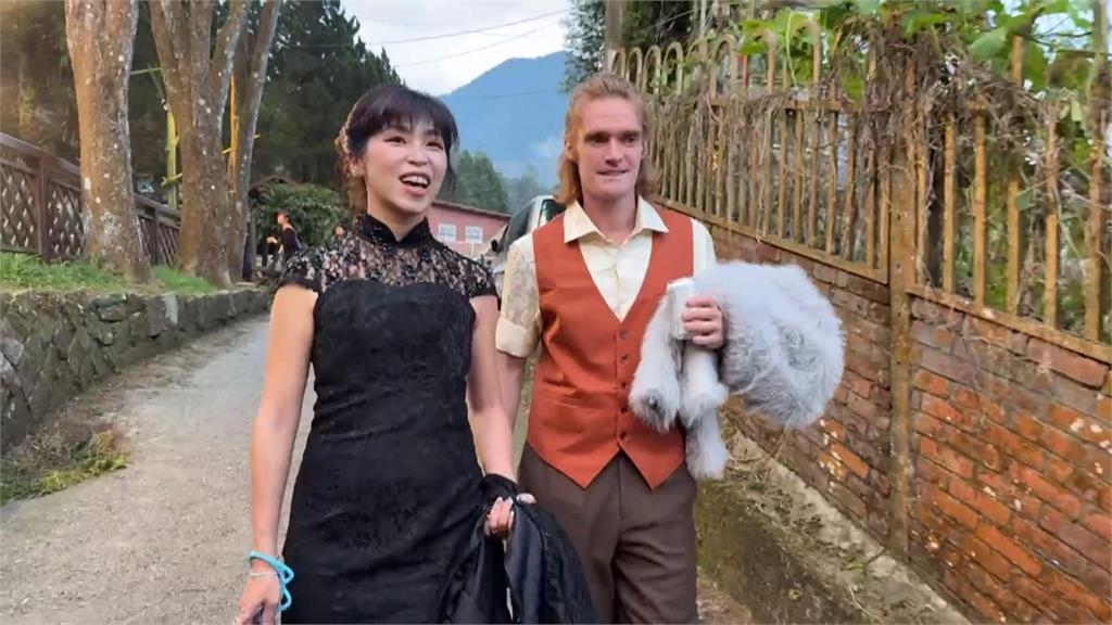 阿里山星光婚旅 15對新人穿旗袍漫步奮起湖老街