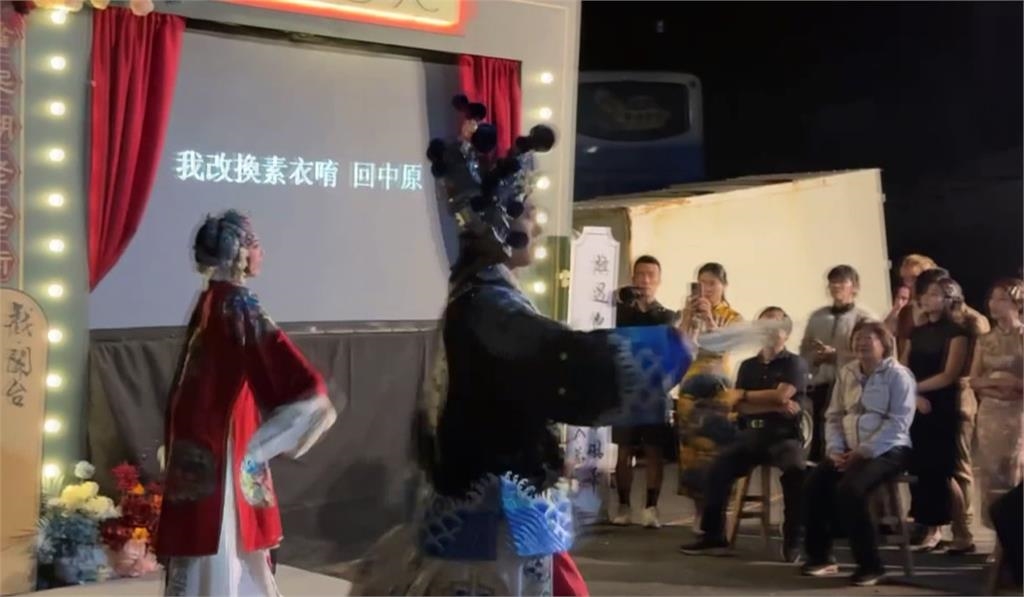 阿里山星光婚旅 15對新人穿旗袍漫步奮起湖老街