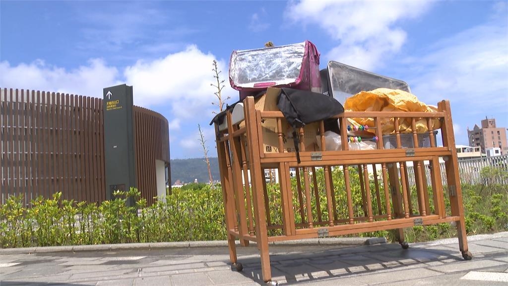 高雄車站天棚疑遭棄置嬰兒床　民眾陳情台鐵、市府皆遭「踢皮球」