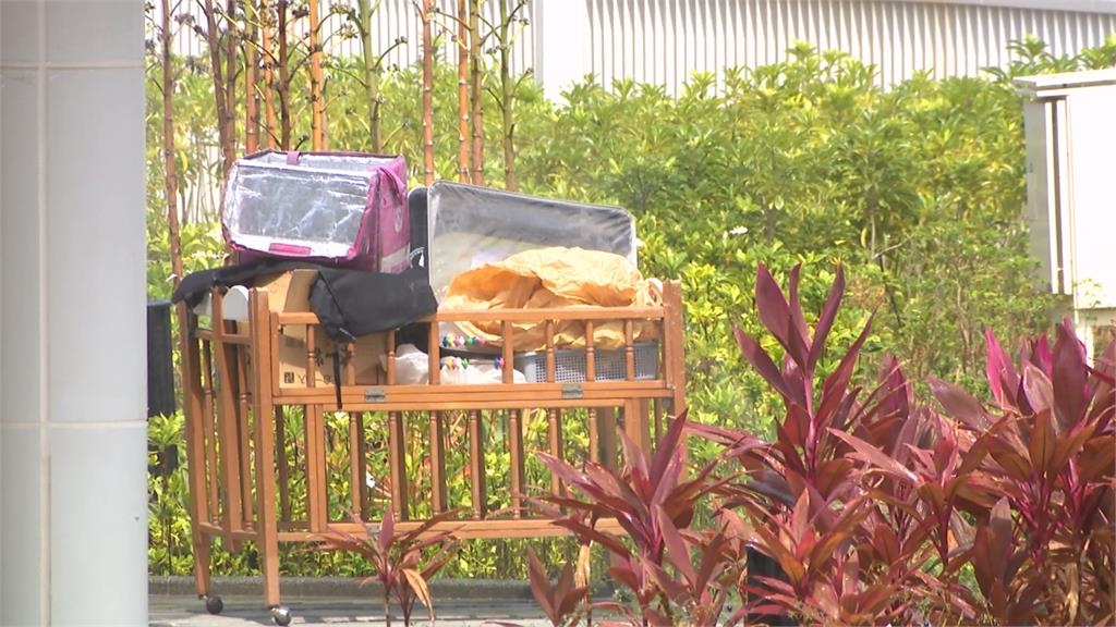 高雄車站天棚疑遭棄置嬰兒床 民眾陳情台鐵、市府皆遭「踢皮球」