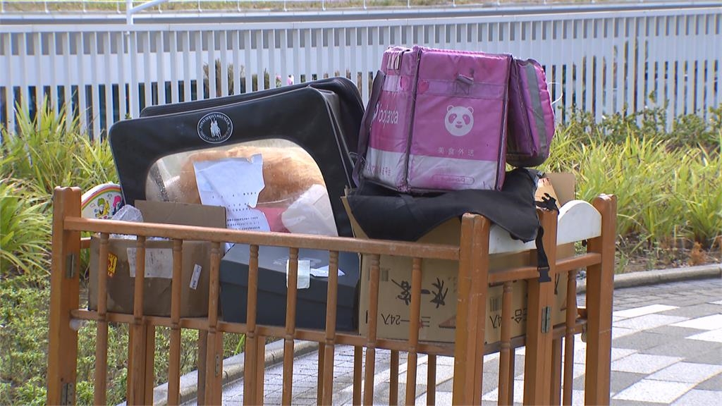 高雄車站天棚疑遭棄置嬰兒床 民眾陳情台鐵、市府皆遭「踢皮球」