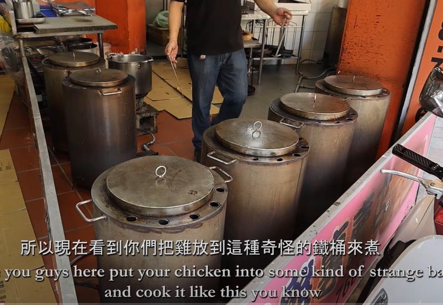 「用鐵桶烤雞」超怪!捷克正妹來台灣「嗑完桶仔雞」反轉嚇爛…網歪:太邪惡了