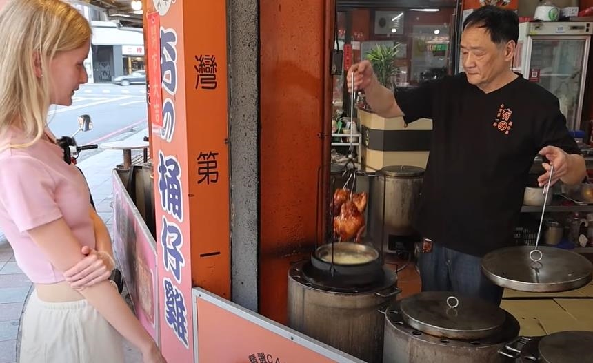 「用鐵桶烤雞」超怪!捷克正妹來台灣「嗑完桶仔雞」反轉嚇爛…網歪:太邪惡了