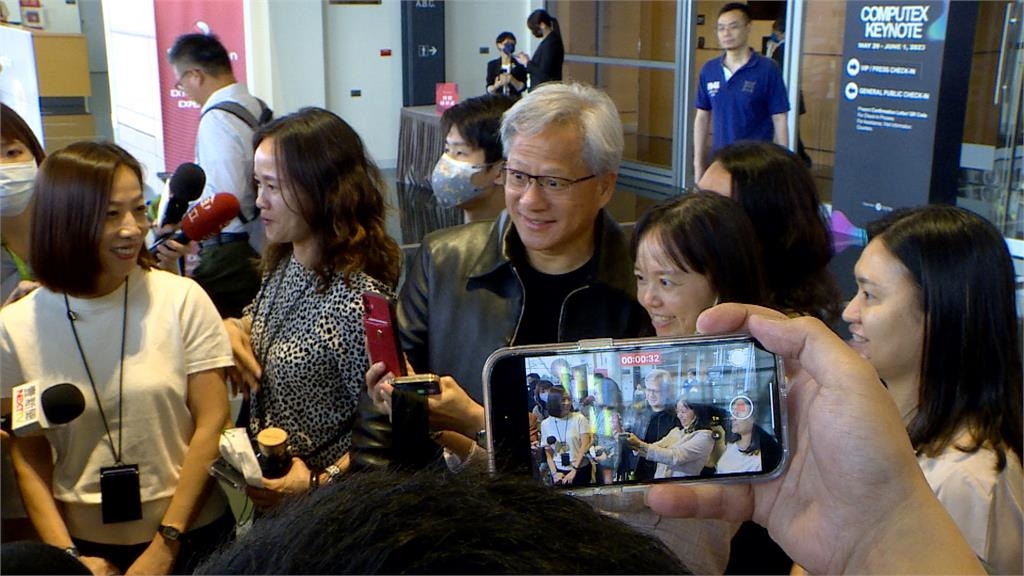 晶片遭限銷…黃仁勳「皮衣→西裝」訪中國!親揭密「招牌穿搭」內幕曝