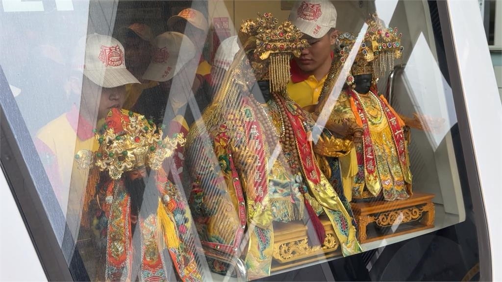 台中「捷運媽」出巡　坐鎮首節車廂帶領列車前行