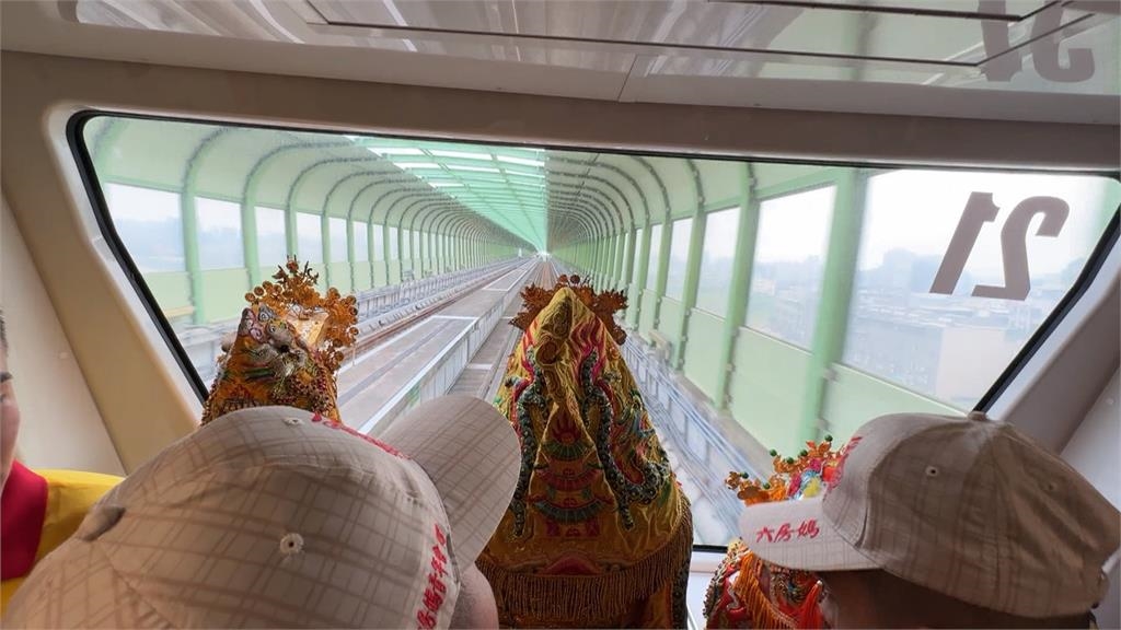 台中「捷運媽」出巡 坐鎮首節車廂帶領列車前行