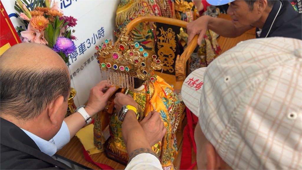 台中「捷運媽」出巡 坐鎮首節車廂帶領列車前行