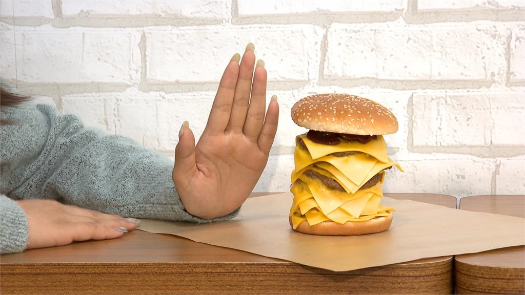 報稅季省荷包! 餐飲業者推漢堡46折、飲料買1送1優惠