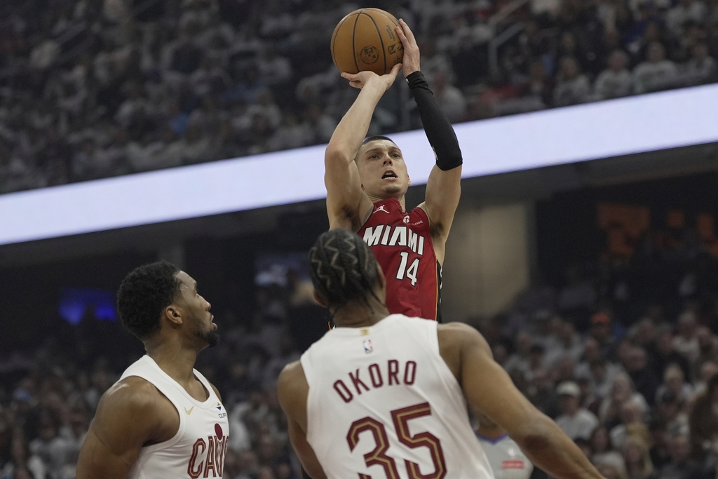 NBA(影)/騎士後衛雙星聯手攻下57分!板凳暴徒第4節爆發 騎士第一戰大勝熱火