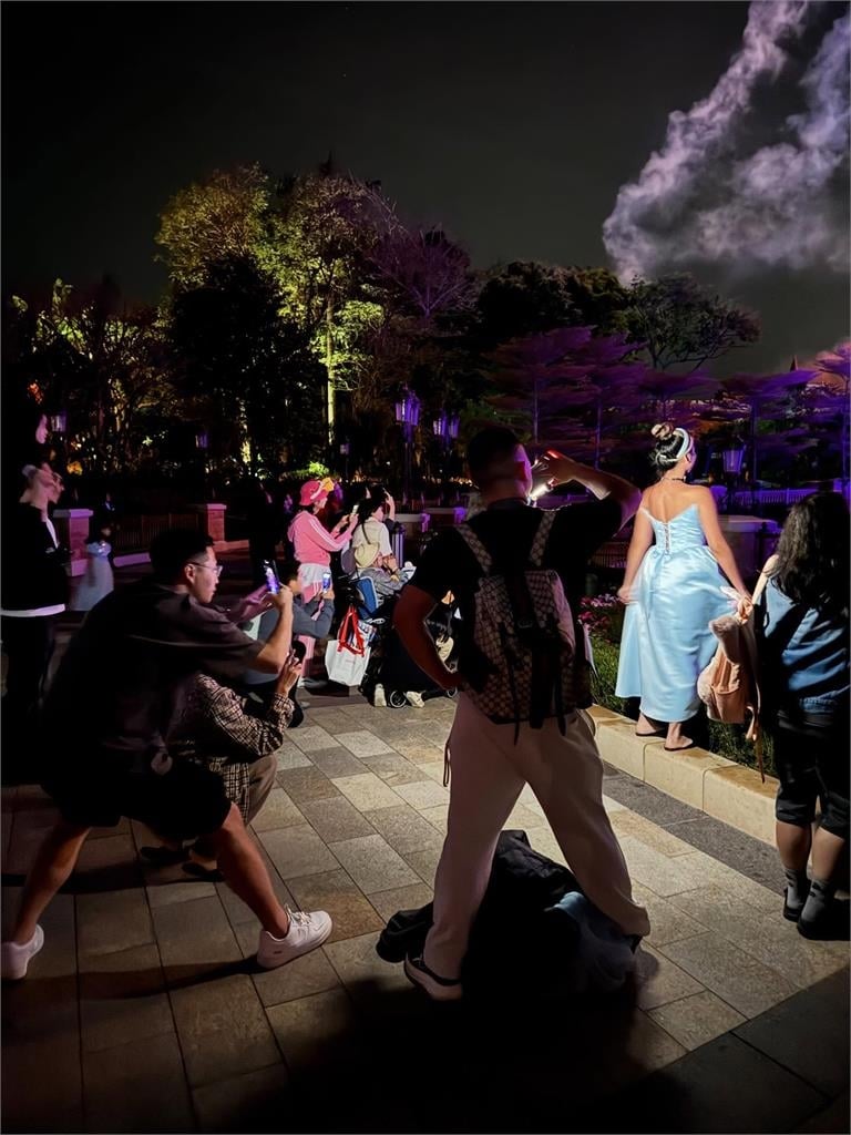 台灣網美遊迪士尼!疑穿公主裝「打強光拍照」惹怒全場:還以為是中國人