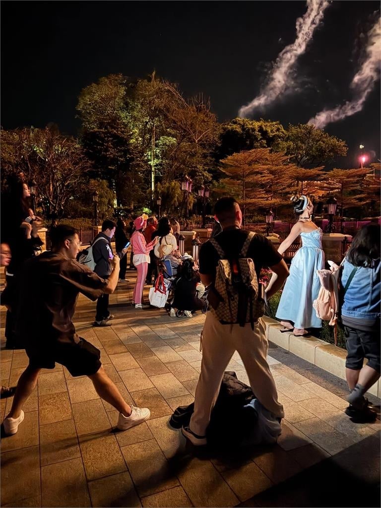 台灣網美遊迪士尼!疑穿公主裝「打強光拍照」惹怒全場:還以為是中國人