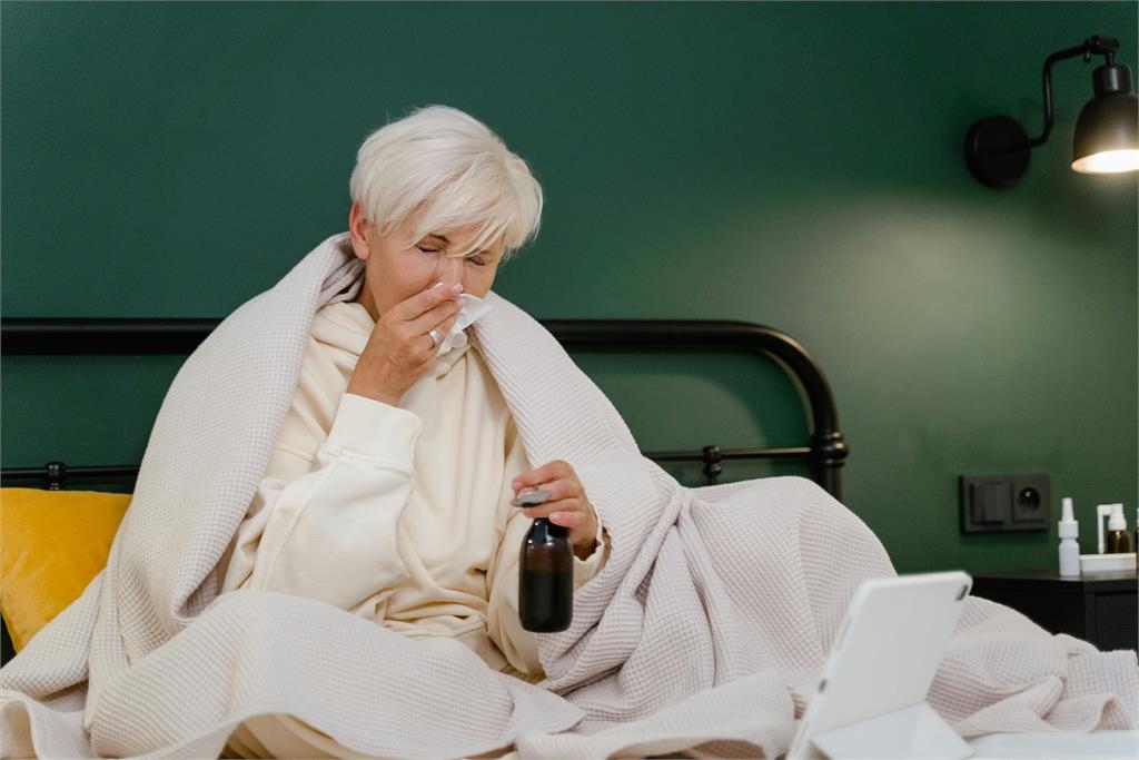 70歲伯感冒鼻塞狂吸不通!醫一吸竟拖出「恐怖異物」本人都傻眼