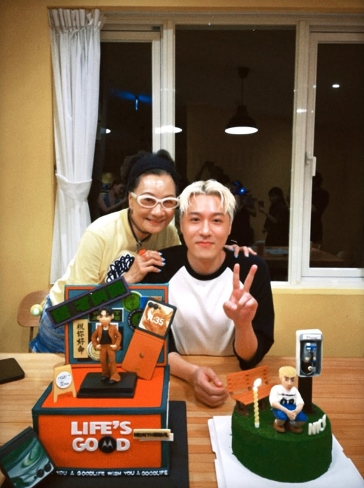 火鍋店「帥潮服務生」竟是90年代「重量級天后」比莉!全場一看不淡定了