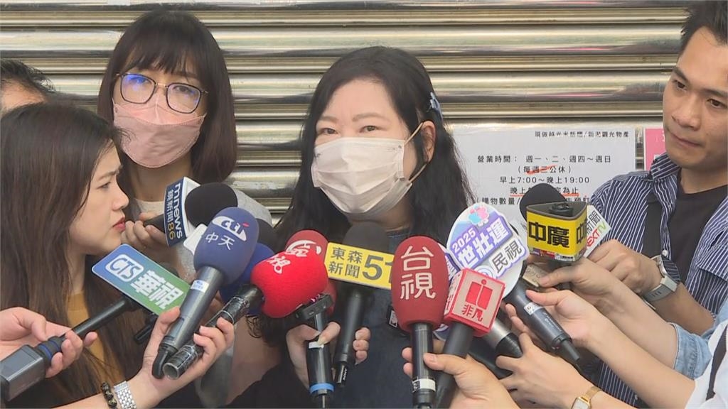 飯糰店女房東脫口「中日友好」被駡爆!記者會「後背全開當選美」全網看傻