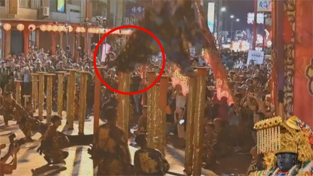 恐怖意外！嘉義朴子醒獅團跳梅花樁　獅尾不慎勾住樁柱　表演者慘摔