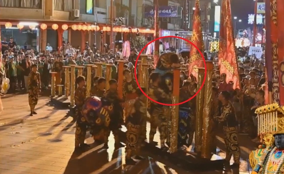 恐怖意外！嘉義朴子醒獅團跳梅花樁　獅尾不慎勾住樁柱　表演者慘摔