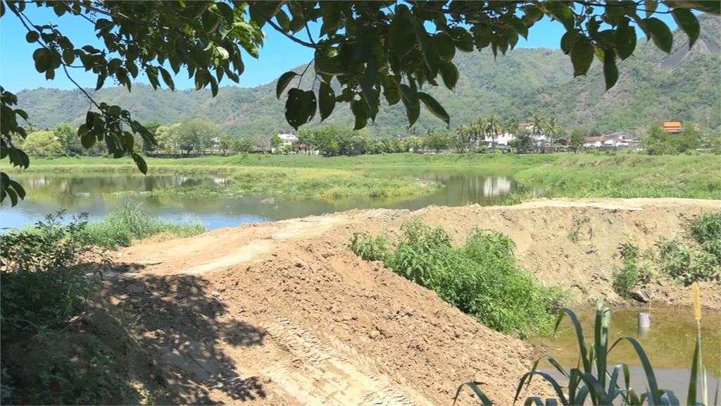高雄美濃湖清淤工程　現「湖中有湖」奇特景象