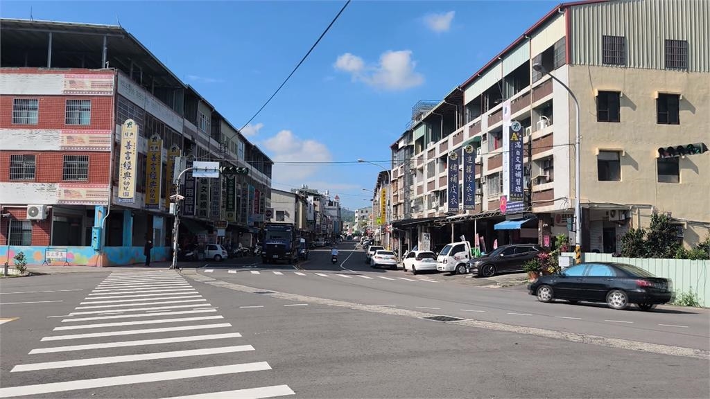 不當身教！家長接小孩放學　竟牽車違規穿越馬路