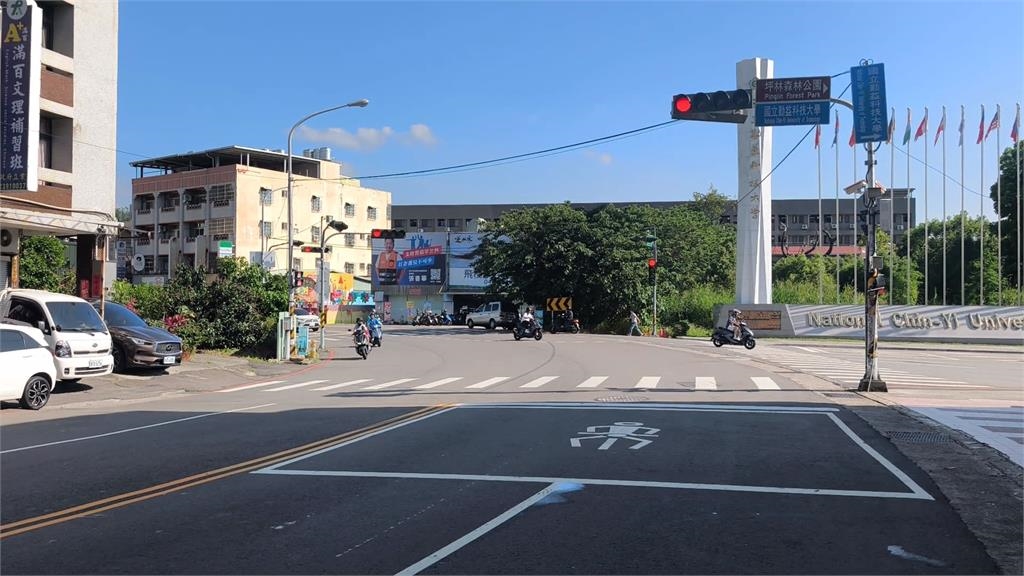 不當身教！家長接小孩放學　竟牽車違規穿越馬路