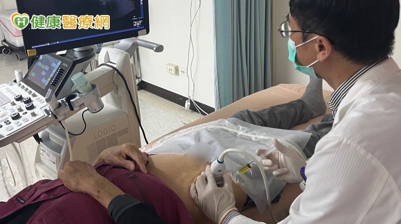 百歲翁髖關節炎只能靠輪椅行動　「增生治療」讓他重新再站起來