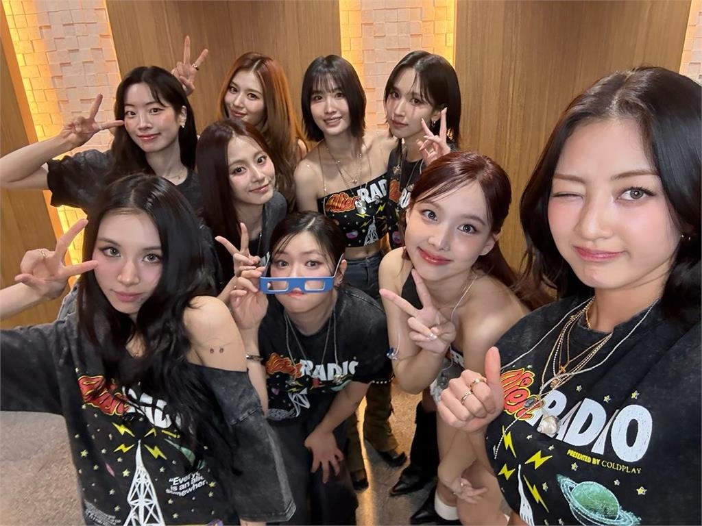 周子瑜登Coldplay演唱會辣曬「水蛇蠻腰」身材再進化！網看傻：太虧賊