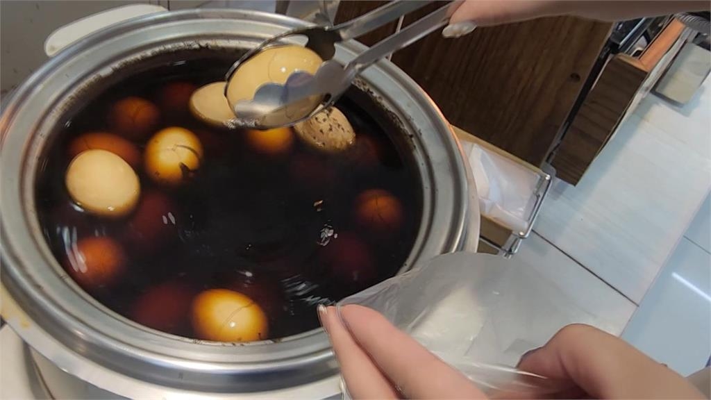 1塊錢掉進茶葉蛋鍋！妹子霸氣全包「買下整鍋66顆蛋」吸14萬人狂讚