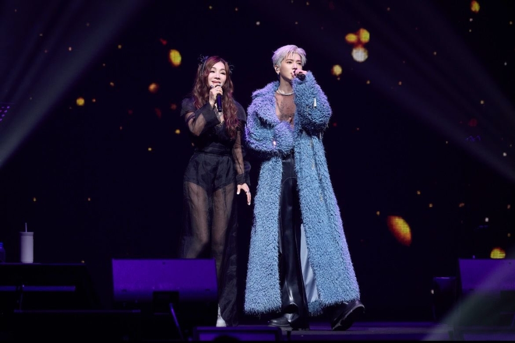 陳美鳳曬「暗黑魅惑透視裝」洩68歲真實身材！網見頭上1亮點全愛了