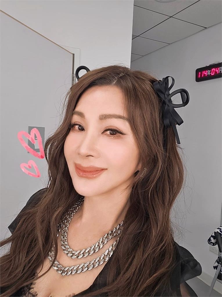 陳美鳳曬「暗黑魅惑透視裝」洩68歲真實身材！網見頭上1亮點全愛了