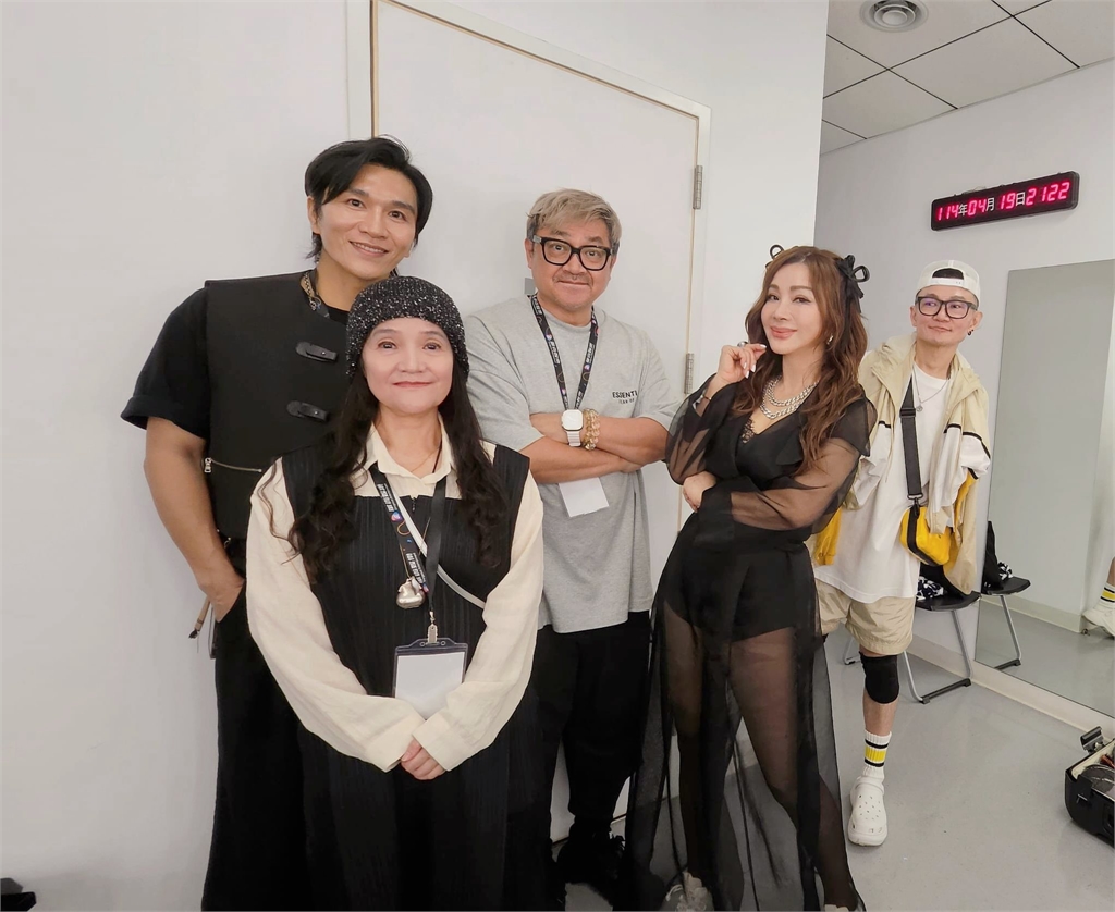 陳美鳳曬「暗黑魅惑透視裝」洩68歲真實身材！網見頭上1亮點全愛了