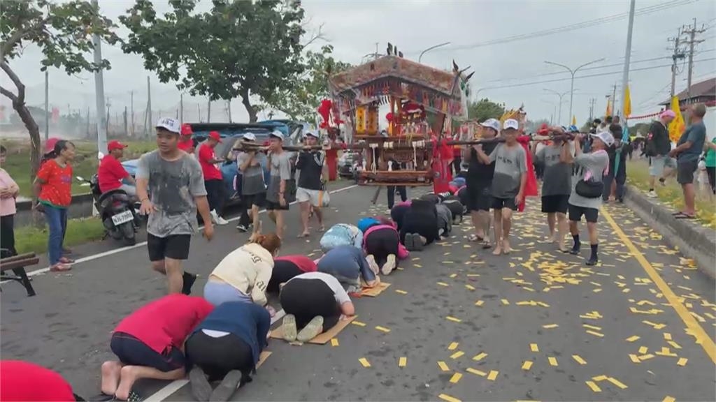 嘉義嘉應廟「衝水路、迎客王」　大批信眾隨神轎擠爆碼頭