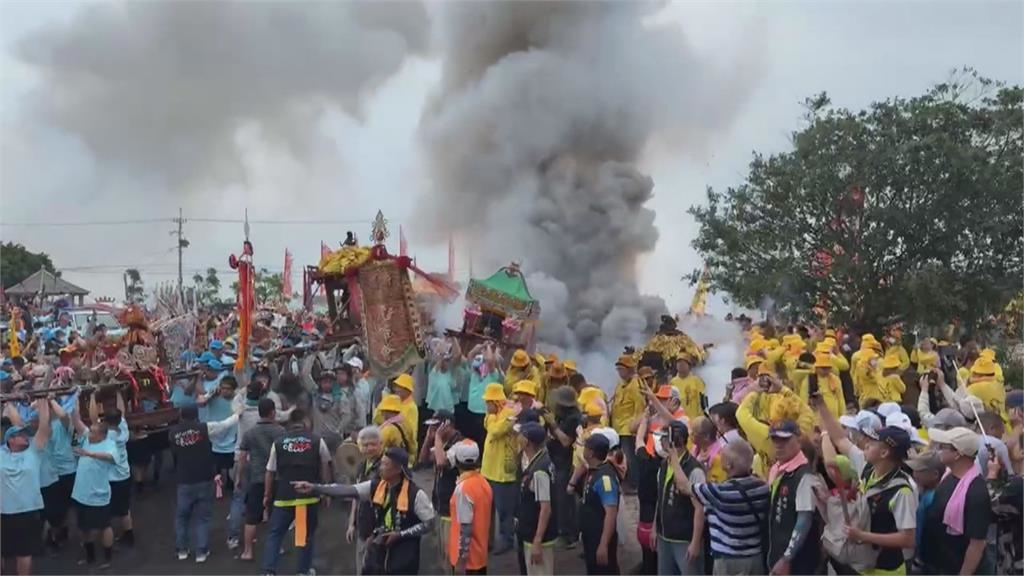 嘉義嘉應廟「衝水路、迎客王」　大批信眾隨神轎擠爆碼頭