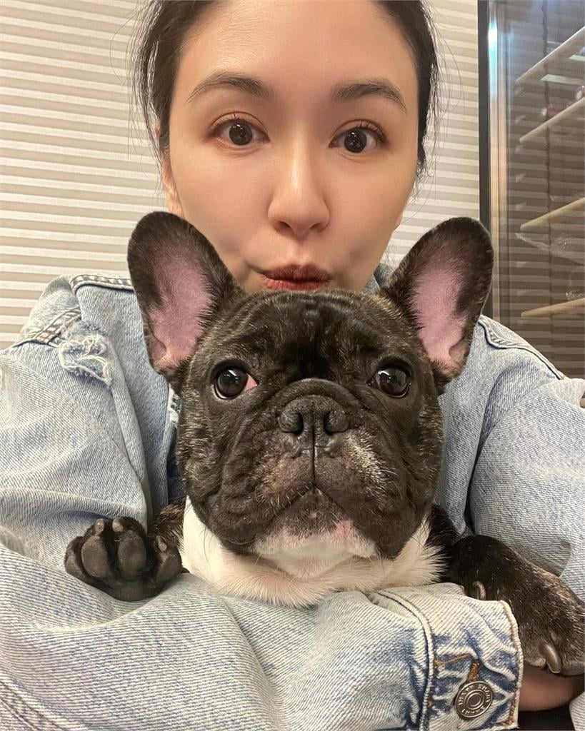 才遭攻擊愛寵破相…蔡依珊突震撼公開「私下黑白照」!真實狀態曝光全網愣了