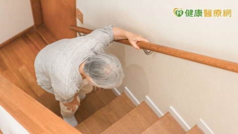 她爬沒兩層樓就腿軟竟是肌少症上身　醫籲「每天這樣做」養好肌耐力