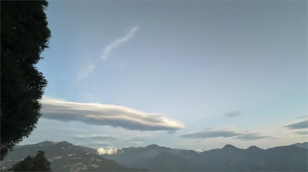 外星人要來了？南投天空出現多層「驚人飛碟雲」氣象署1句解釋