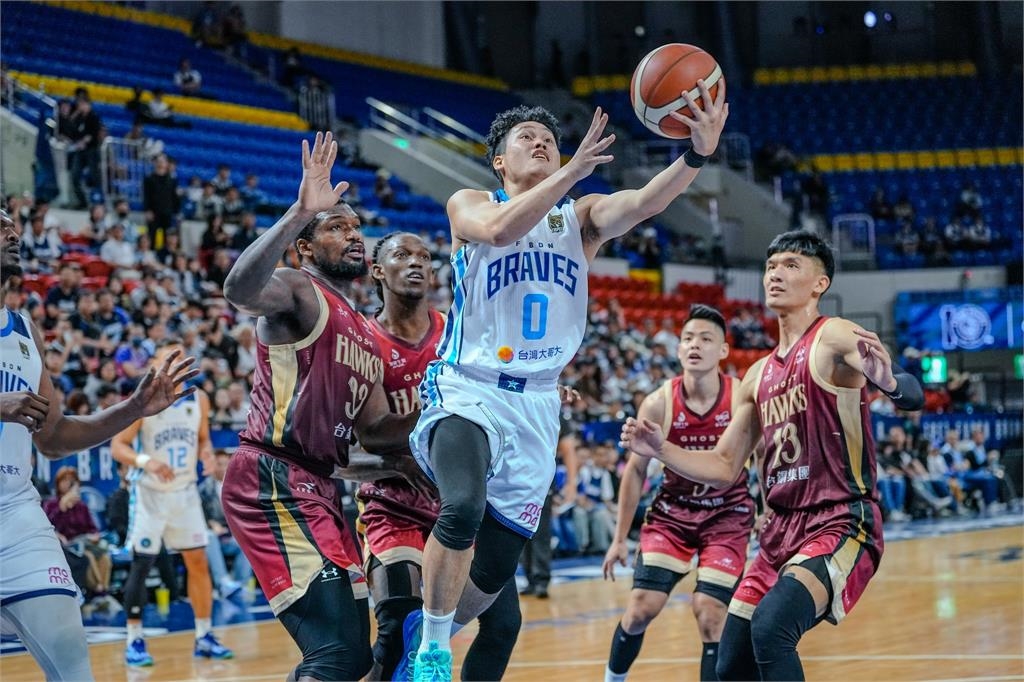 PLG(影)/季後賽第一輪精彩登場 勇士第四節逆轉勝獵鷹奪首勝