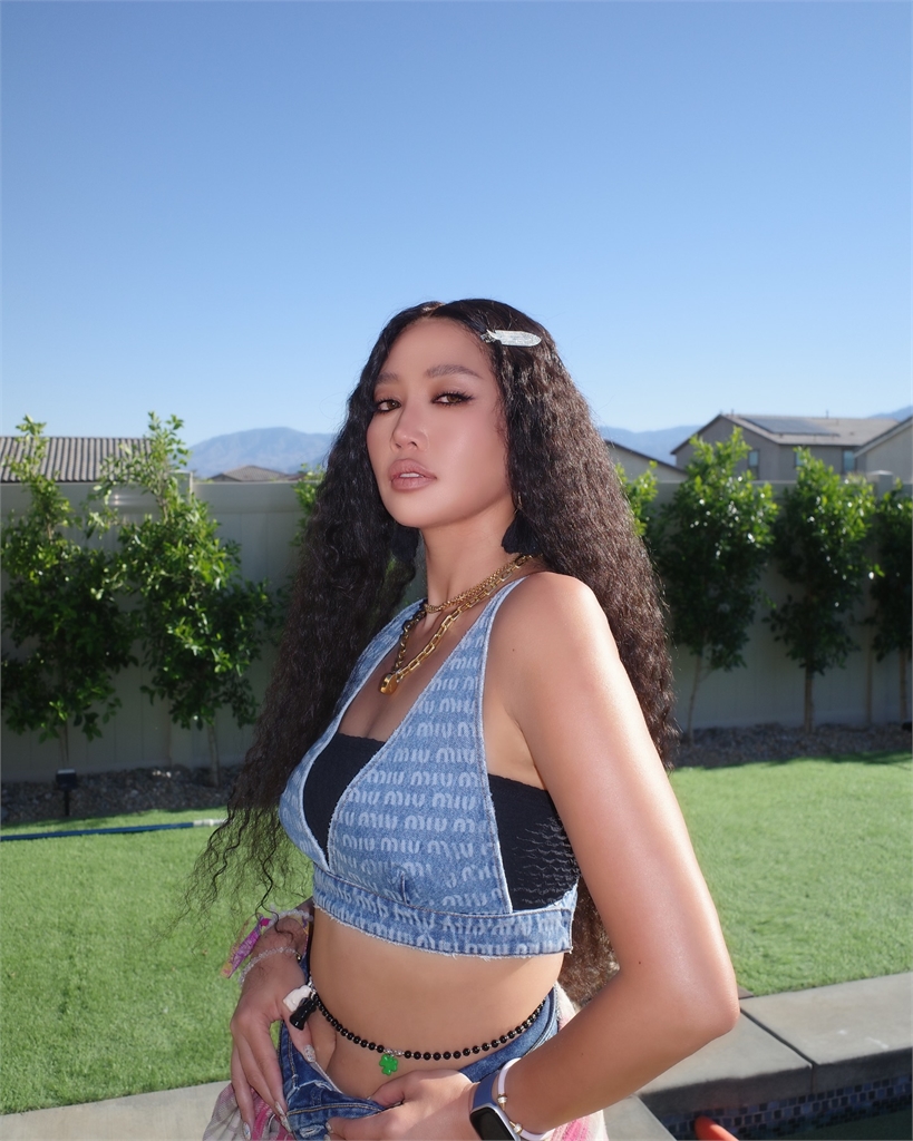 台灣歌后盛裝現身音樂節！與藝人好友相約朝聖卡卡、BLACKPINK