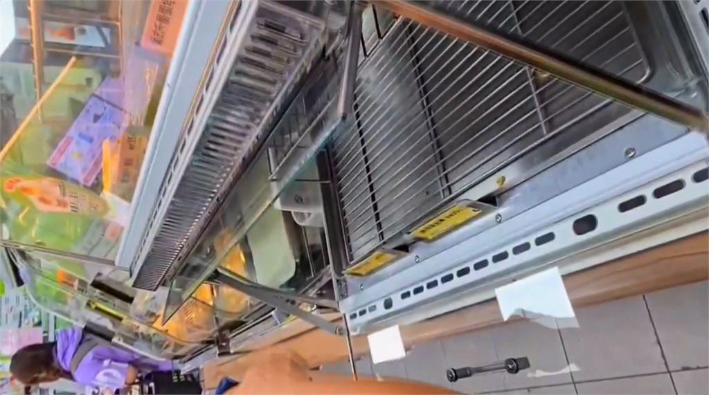 超噁心！　超商熟食區驚見「小蟲吃麵包」畫面曝光