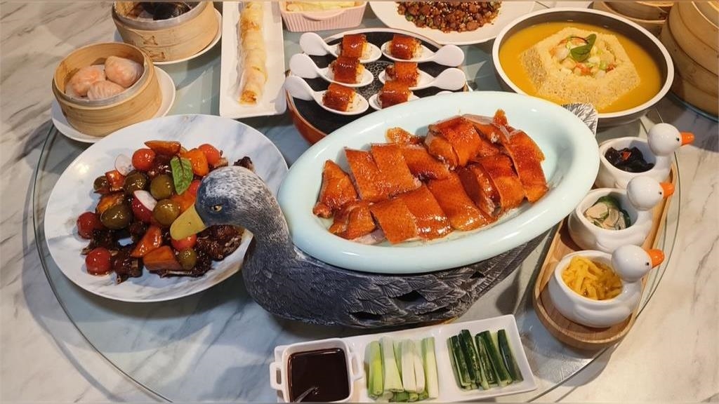 一鴨四吃！「廣式片皮鴨」酥脆、「烤鴨握壽司」驚艷味蕾