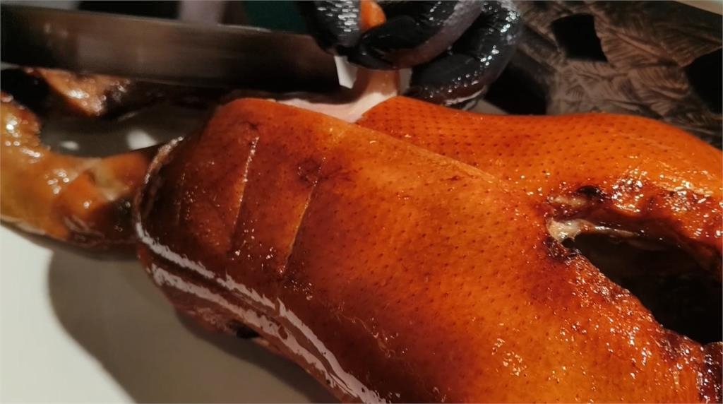 一鴨四吃！「廣式片皮鴨」酥脆、「烤鴨握壽司」驚艷味蕾　