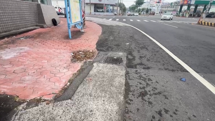 誇張！　車輛違停占人行道　「口罩遮車牌」逃取締？