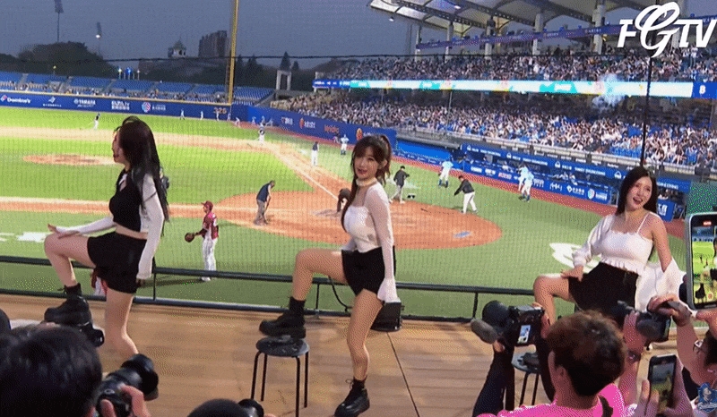 李珠珢秀M字腿辣跳椅子舞!「領口出逃險走光」畫面曝…粉嗨:這場福利好多