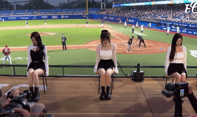 李珠珢秀M字腿辣跳椅子舞!「領口出逃險走光」畫面曝…粉嗨:這場福利好多