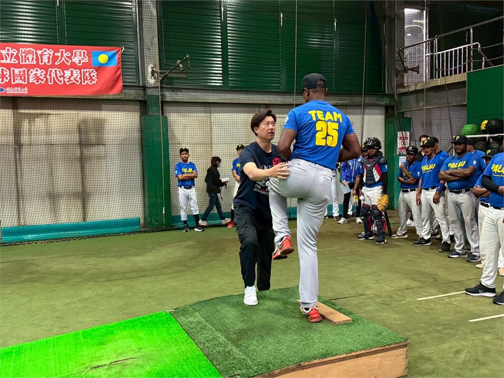 棒球／王建民親自指導帛琉棒球隊　球員各個成為小粉絲爭相要簽名