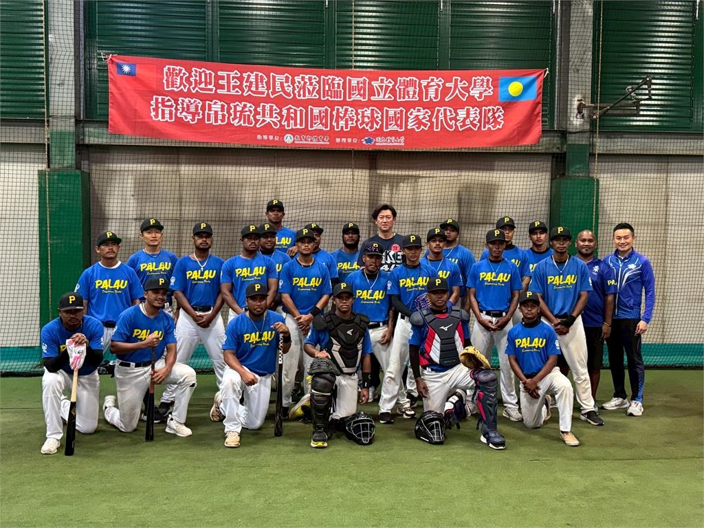 棒球／王建民親自指導帛琉棒球隊　球員各個成為小粉絲爭相要簽名