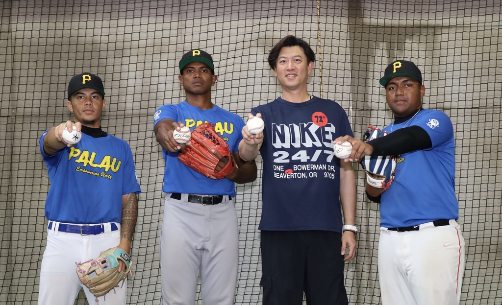 棒球／王建民親自指導帛琉棒球隊　球員各個成為小粉絲爭相要簽名