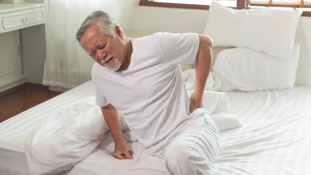 65歲翁劇烈腰痛，一檢查竟是「攝護腺癌」！ 醫曝：1狀況恐使罹癌率飆8倍